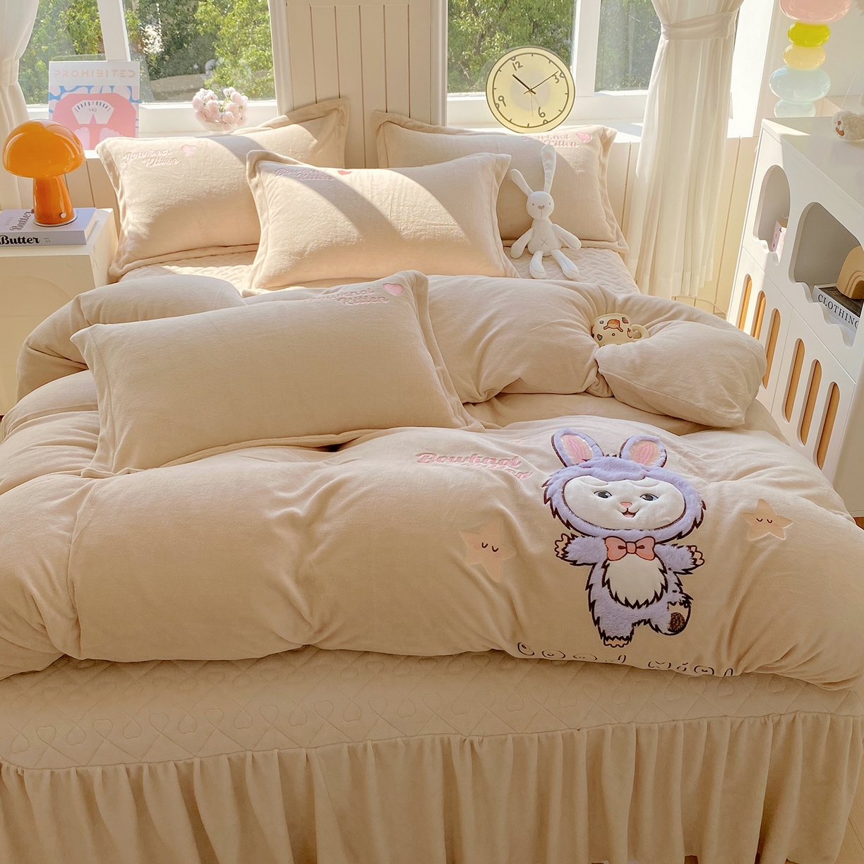 91家纺网 家纺一手货源 找家纺 悦织湾家纺 2025新款牛奶绒四件套纯色贴布绣床单款床盖款床上用品四件套时尚小兔2025新款加厚 床盖款-时尚小兔-奶咖