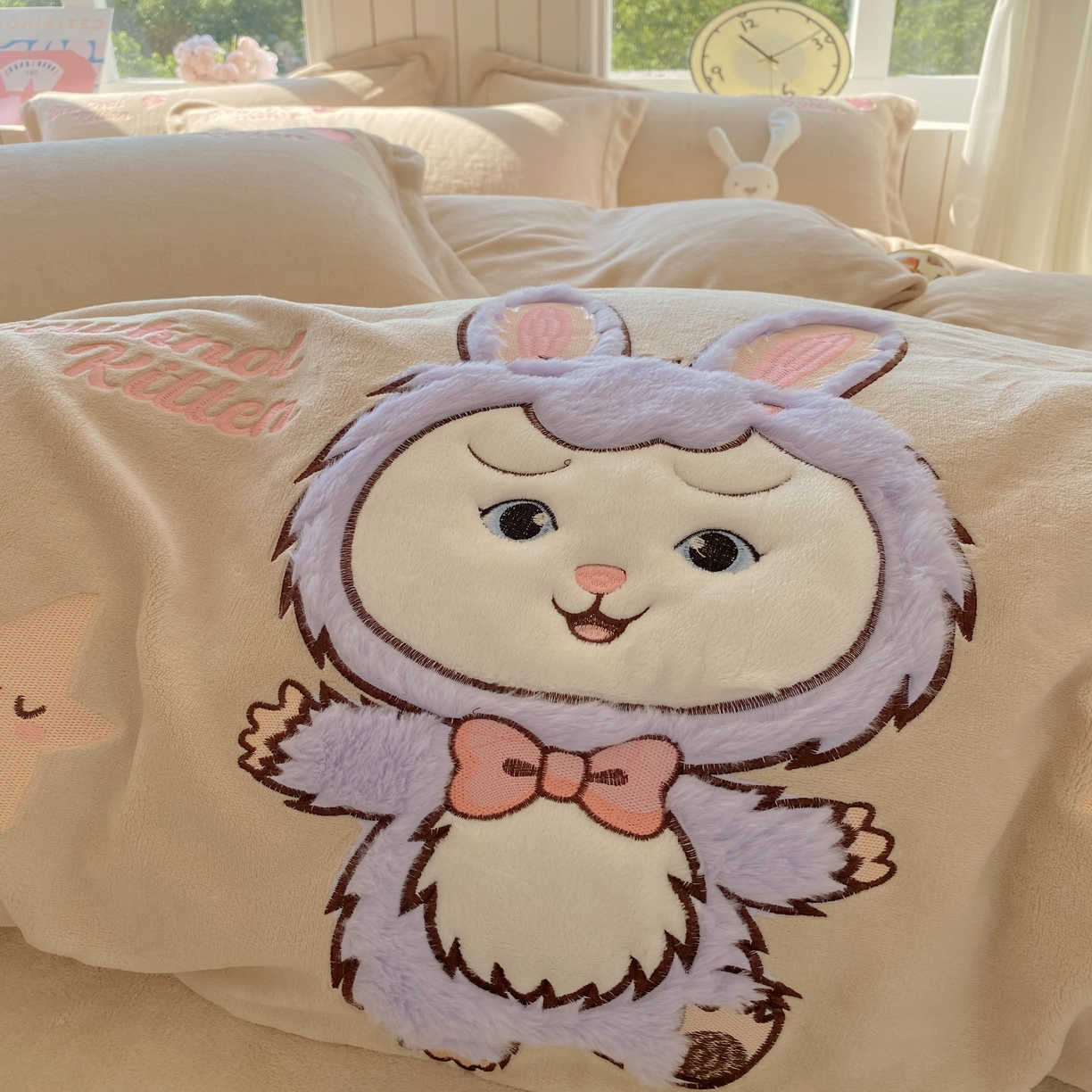 91家纺网 家纺一手货源 找家纺 悦织湾家纺 2025新款牛奶绒四件套纯色贴布绣床单款床盖款床上用品四件套时尚小兔2025新款加厚 床盖款-时尚小兔-奶咖