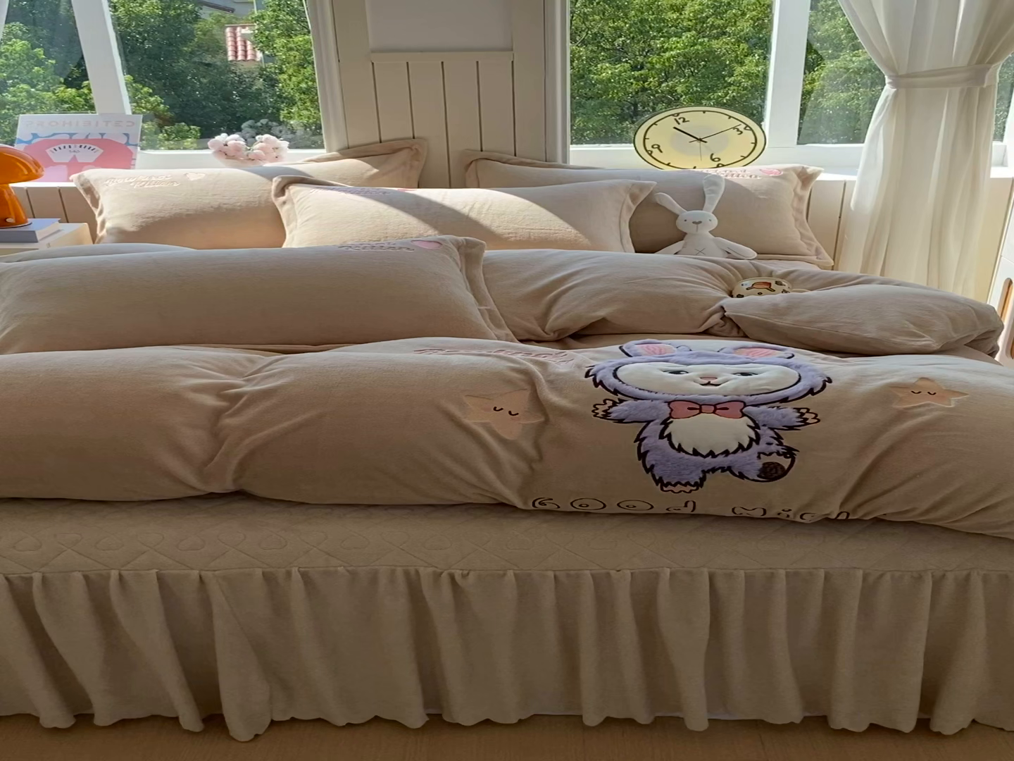 91家纺网 家纺一手货源 找家纺 悦织湾家纺 2025新款牛奶绒四件套纯色贴布绣床单款床盖款床上用品四件套时尚小兔2025新款加厚 床盖款-时尚小兔-奶咖