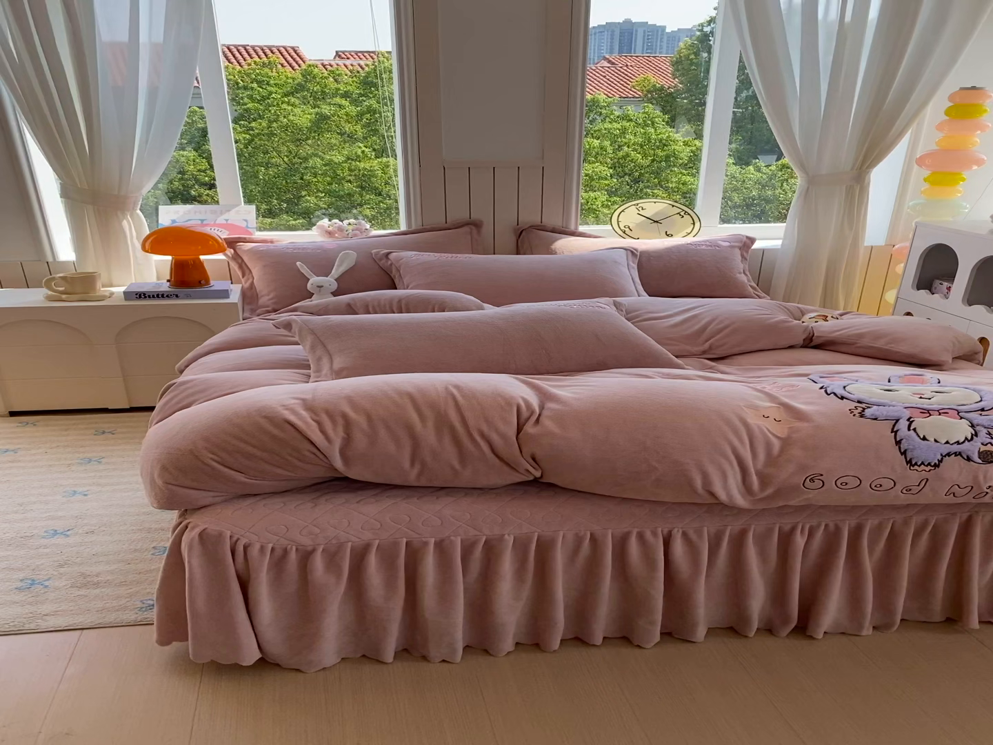 91家纺网 家纺一手货源 找家纺 悦织湾家纺 2025新款牛奶绒四件套纯色贴布绣床单款床盖款床上用品四件套时尚小兔2025新款加厚 床盖款-时尚小兔-浅豆沙