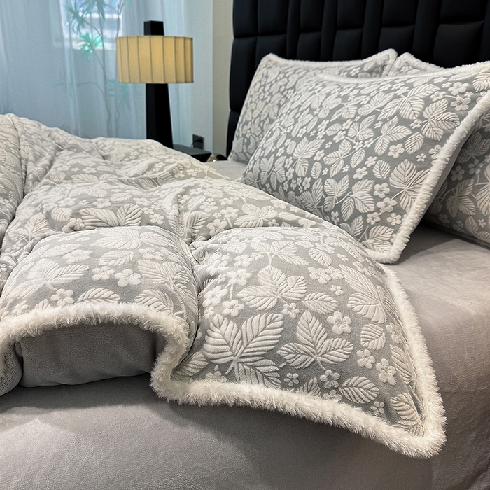 91家纺网 家纺一手货源 找家纺 ME/ERA HOME寐时代 2025新款牛奶绒立体雕花兔毛绒包边单品被套 浅灰叶梦