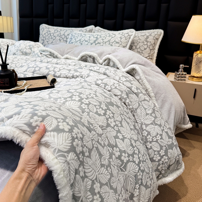 91家纺网 家纺一手货源 找家纺 ME/ERA HOME寐时代 2025新款牛奶绒立体雕花兔毛绒包边单品被套 浅灰叶梦