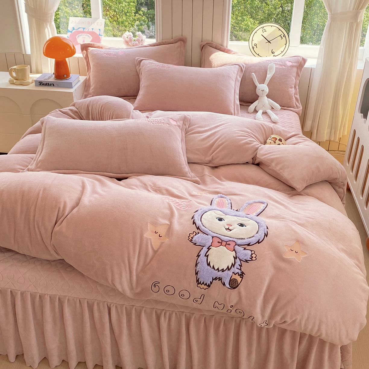 91家纺网 家纺一手货源 找家纺 悦织湾家纺 2025新款牛奶绒四件套纯色贴布绣床单款床盖款床上用品四件套时尚小兔2025新款加厚 床盖款-时尚小兔-浅豆沙