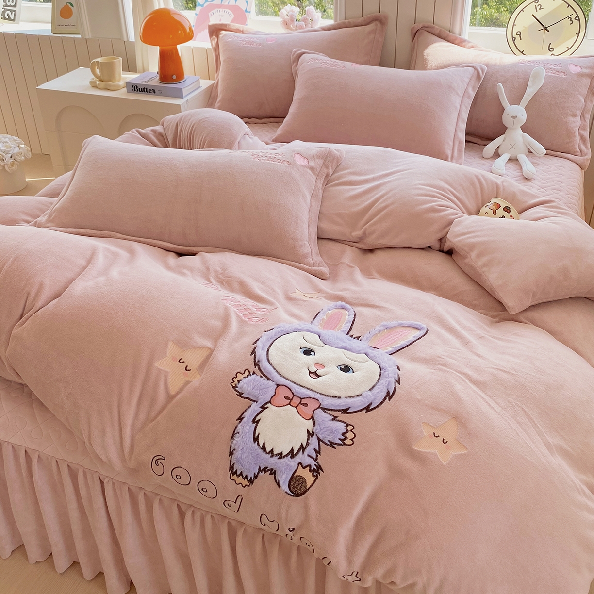 91家纺网 家纺一手货源 找家纺 悦织湾家纺 2025新款牛奶绒四件套纯色贴布绣床单款床盖款床上用品四件套时尚小兔2025新款加厚 床盖款-时尚小兔-浅豆沙