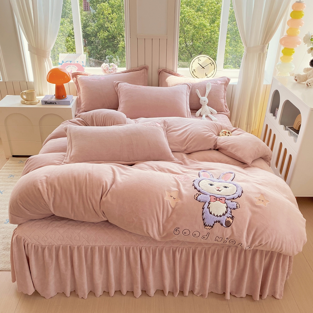 91家纺网 家纺一手货源 找家纺 悦织湾家纺 2025新款牛奶绒四件套纯色贴布绣床单款床盖款床上用品四件套时尚小兔2025新款加厚 床盖款-时尚小兔-浅豆沙