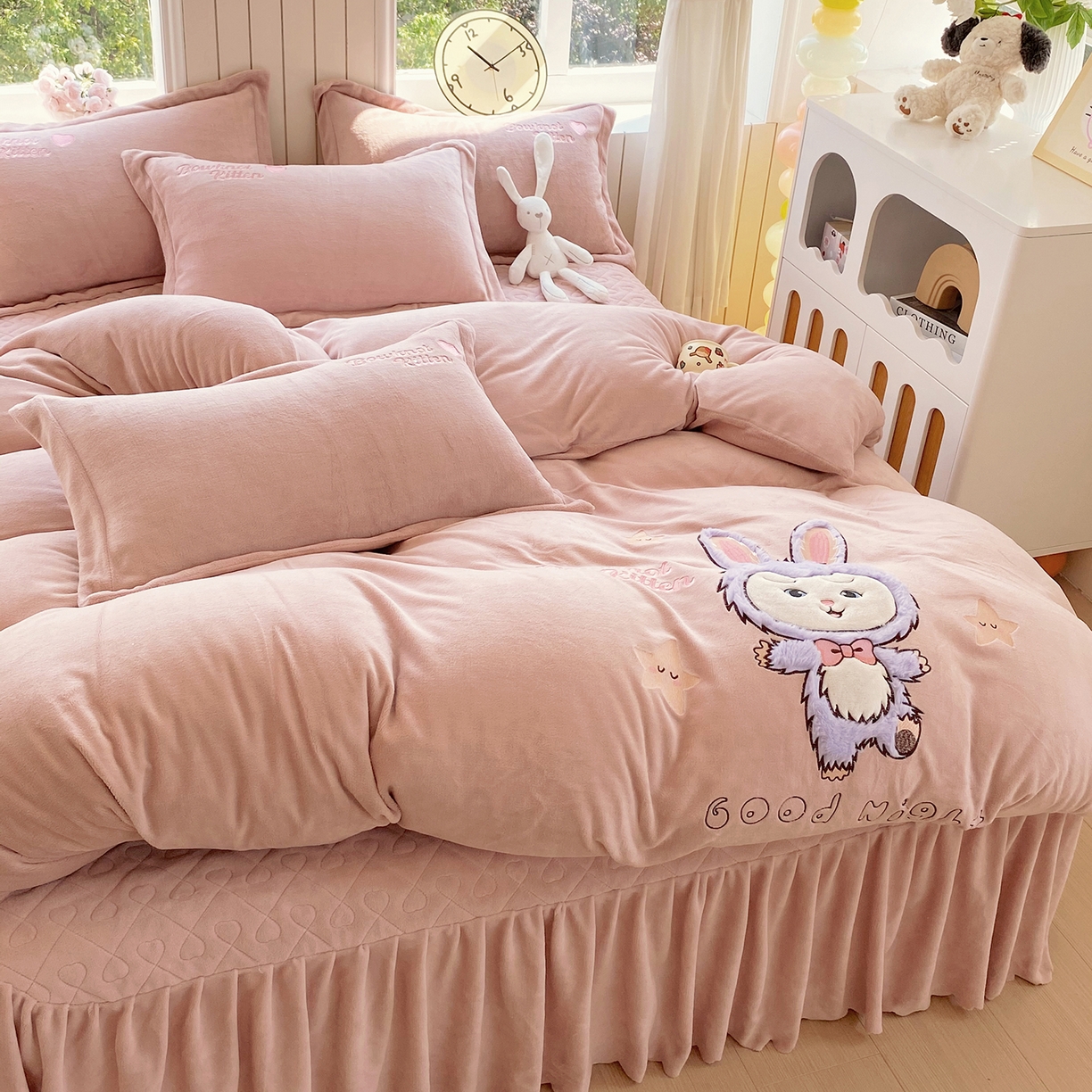 91家纺网 家纺一手货源 找家纺 悦织湾家纺 2025新款牛奶绒四件套纯色贴布绣床单款床盖款床上用品四件套时尚小兔2025新款加厚 床盖款-时尚小兔-浅豆沙