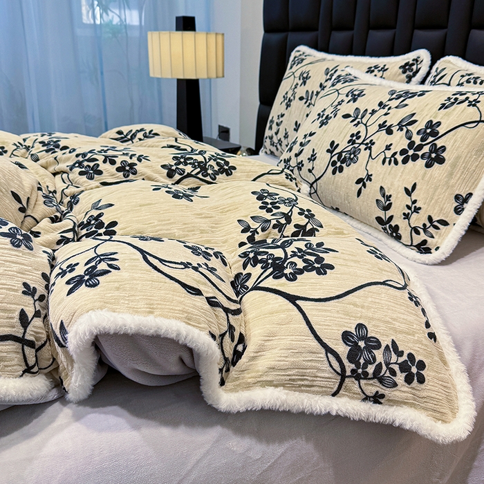 91家纺网 家纺一手货源 找家纺 ME/ERA HOME寐时代 2025新款牛奶绒立体雕花兔毛绒包边单品被套 香榭落叶