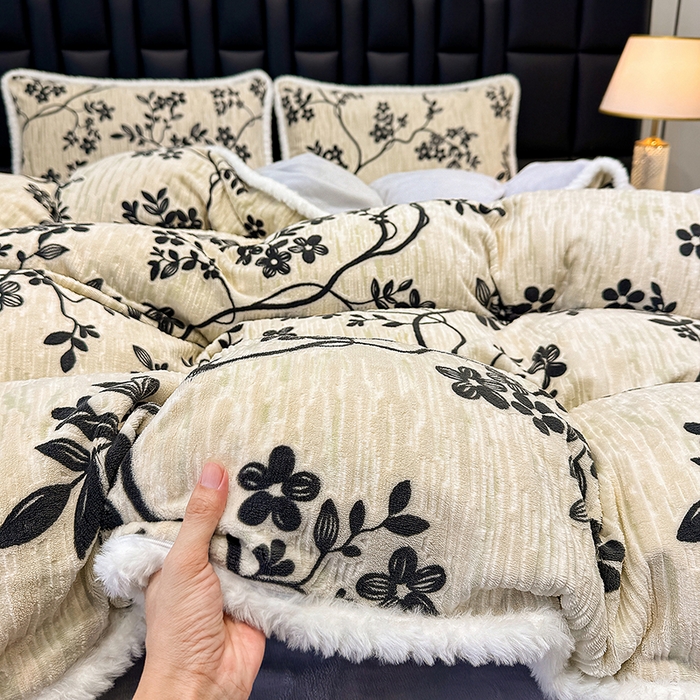 91家纺网 家纺一手货源 找家纺 ME/ERA HOME寐时代 2025新款牛奶绒立体雕花兔毛绒包边单品被套 香榭落叶