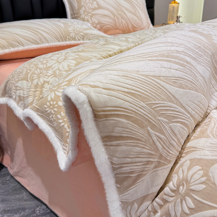 91家纺网 家纺一手货源 找家纺 ME/ERA HOME寐时代 2025新款牛奶绒立体雕花兔毛绒包边单品被套 叶仲花