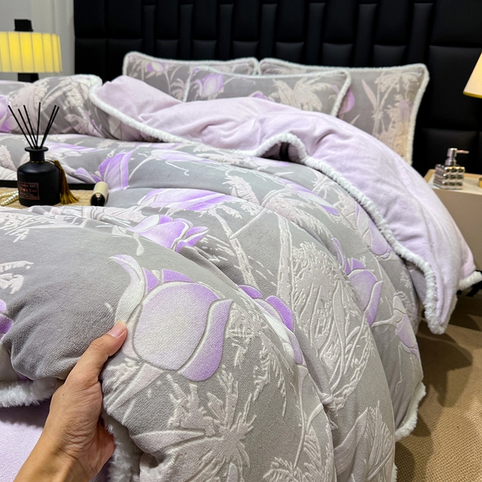 91家纺网 家纺一手货源 找家纺 ME/ERA HOME寐时代 2025新款牛奶绒立体雕花兔毛绒包边单品被套 郁金香紫
