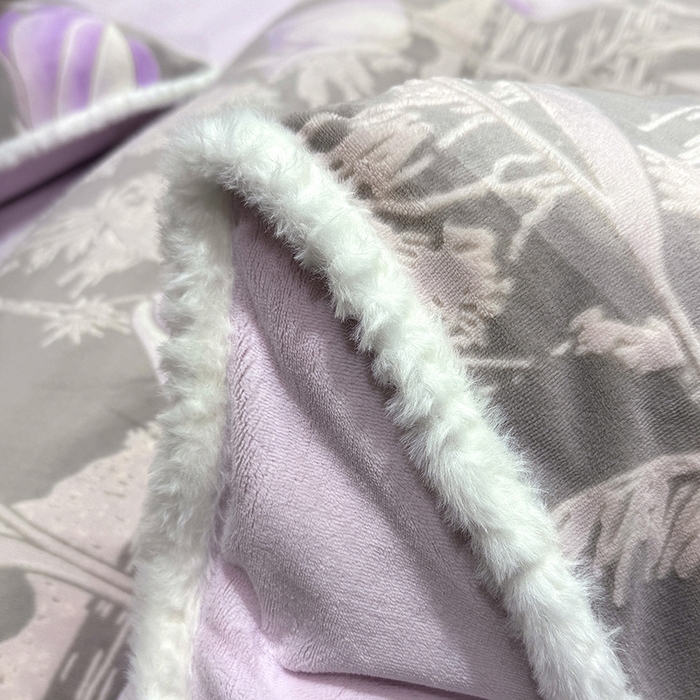 91家纺网 家纺一手货源 找家纺 ME/ERA HOME寐时代 2025新款牛奶绒立体雕花兔毛绒包边单品被套 郁金香紫