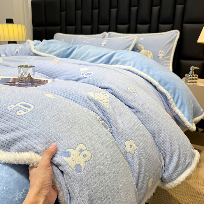 91家纺网 家纺一手货源 找家纺 ME/ERA HOME寐时代 2025新款牛奶绒立体雕花兔毛绒包边单品被套 云中小兔