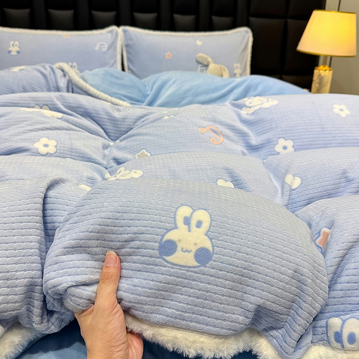 91家纺网 家纺一手货源 找家纺 ME/ERA HOME寐时代 2025新款牛奶绒立体雕花兔毛绒包边单品被套 云中小兔