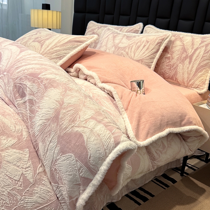 91家纺网 家纺一手货源 找家纺 ME/ERA HOME寐时代 2025新款牛奶绒立体雕花兔毛绒包边单品被套 仲夏浪漫