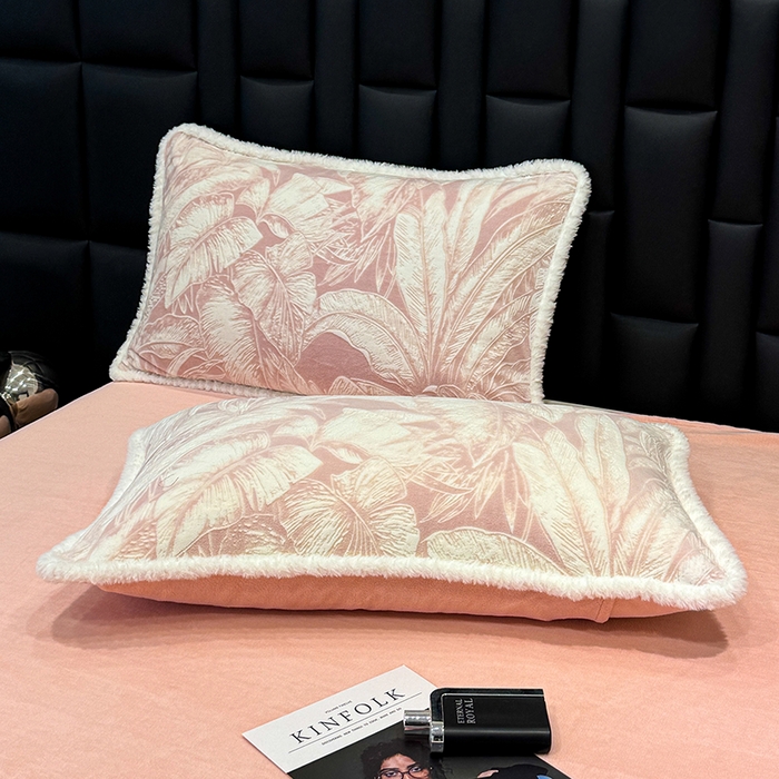 91家纺网 家纺一手货源 找家纺 ME/ERA HOME寐时代 2025新款牛奶绒立体雕花兔毛绒包边单品被套 仲夏浪漫