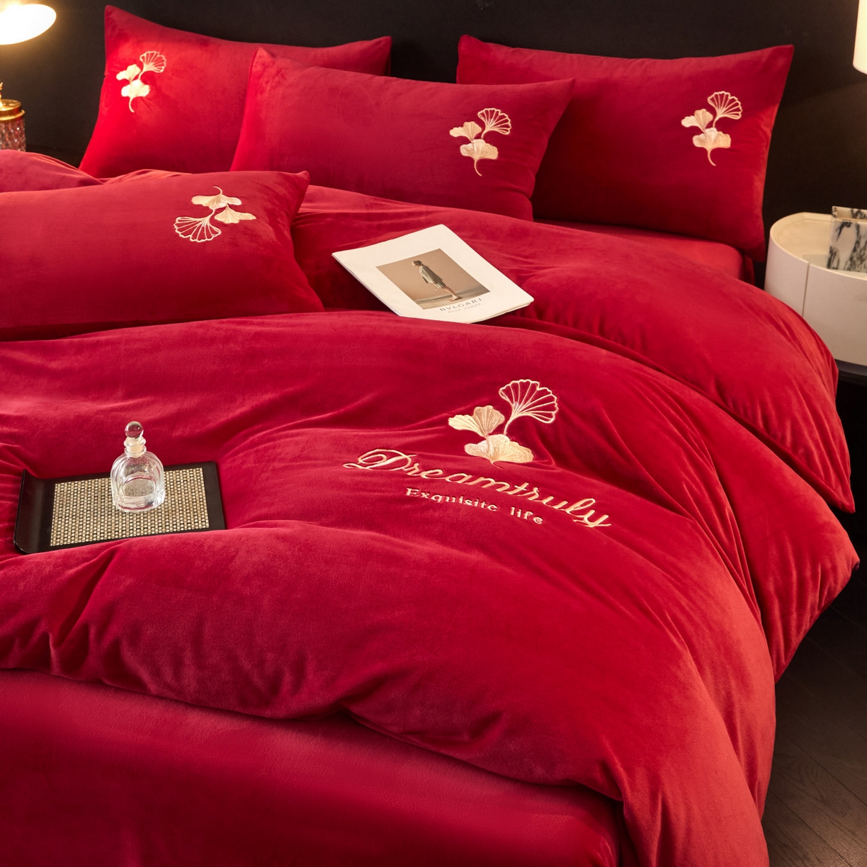 91家纺网 家纺一手货源 找家纺 如一 2025新款水晶绒双拼刺绣牛奶绒单品被套 银杏-中国红