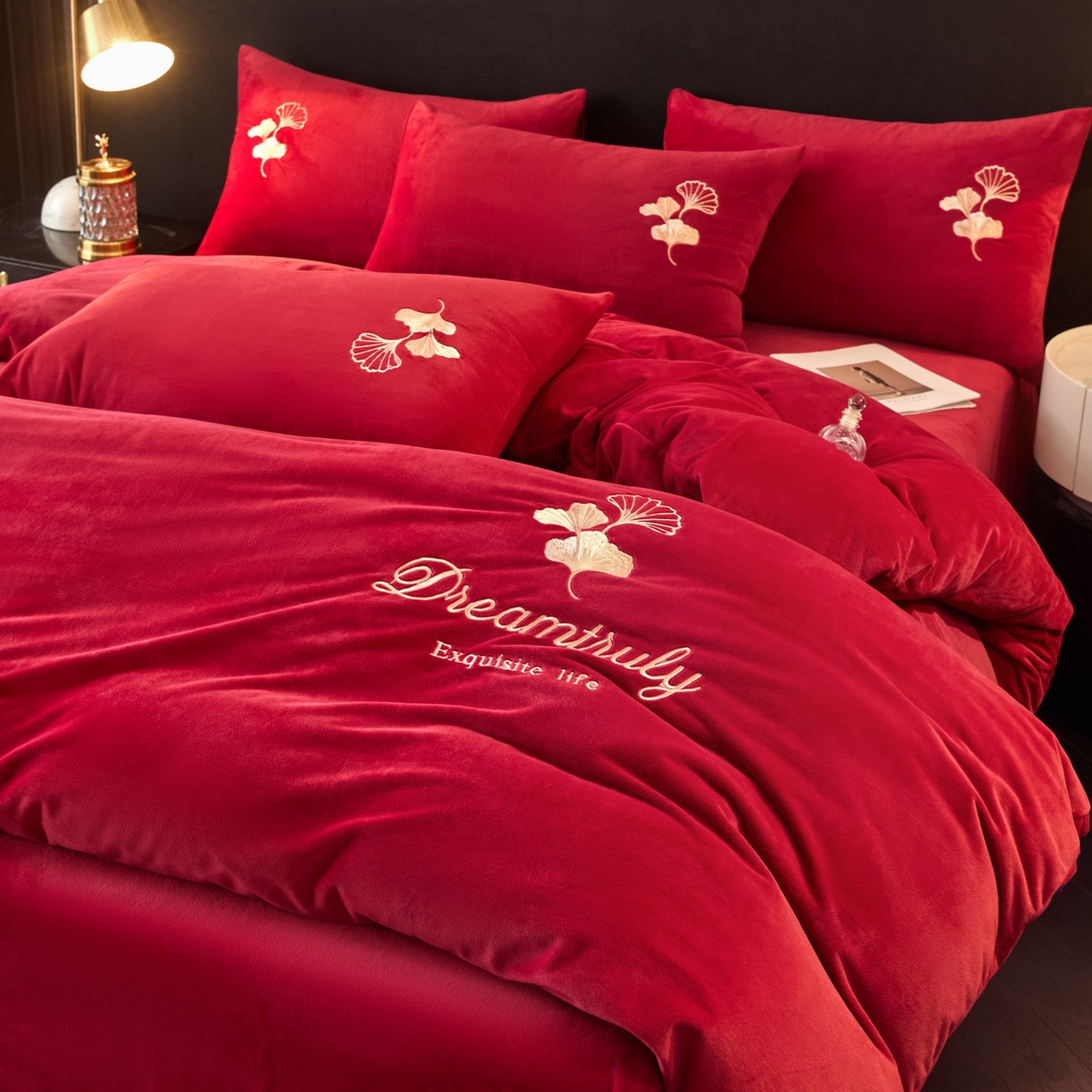 91家纺网 家纺一手货源 找家纺 如一 2025新款水晶绒双拼刺绣牛奶绒单品被套 银杏-中国红