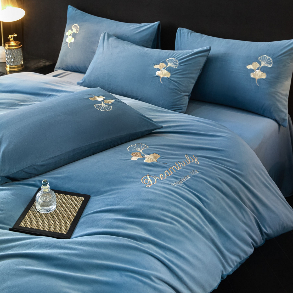 91家纺网 家纺一手货源 找家纺 如一 2025新款水晶绒双拼刺绣牛奶绒单品被套 银杏-宾利蓝