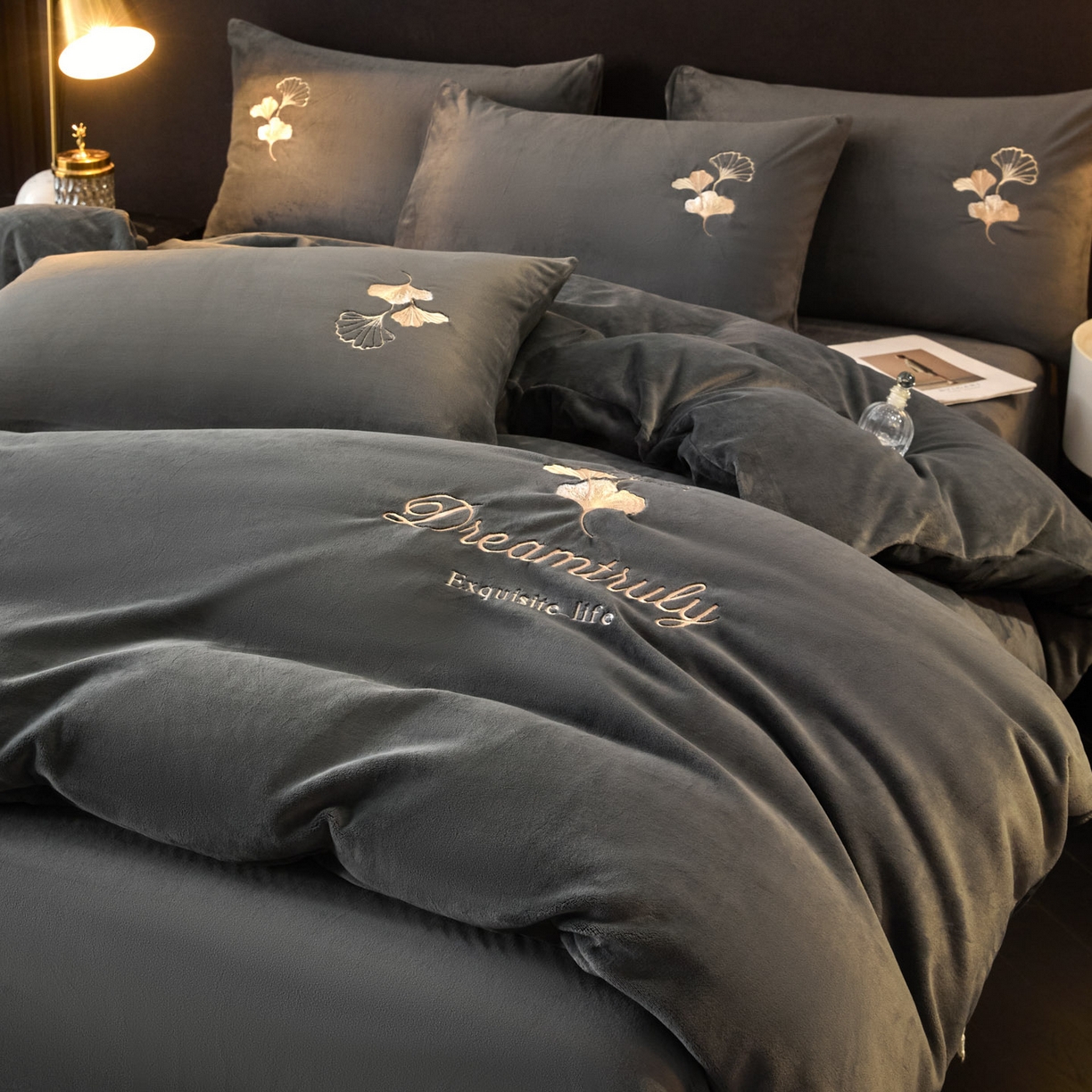 91家纺网 家纺一手货源 找家纺 如一 2025新款水晶绒双拼刺绣牛奶绒单品被套 银杏-高级灰
