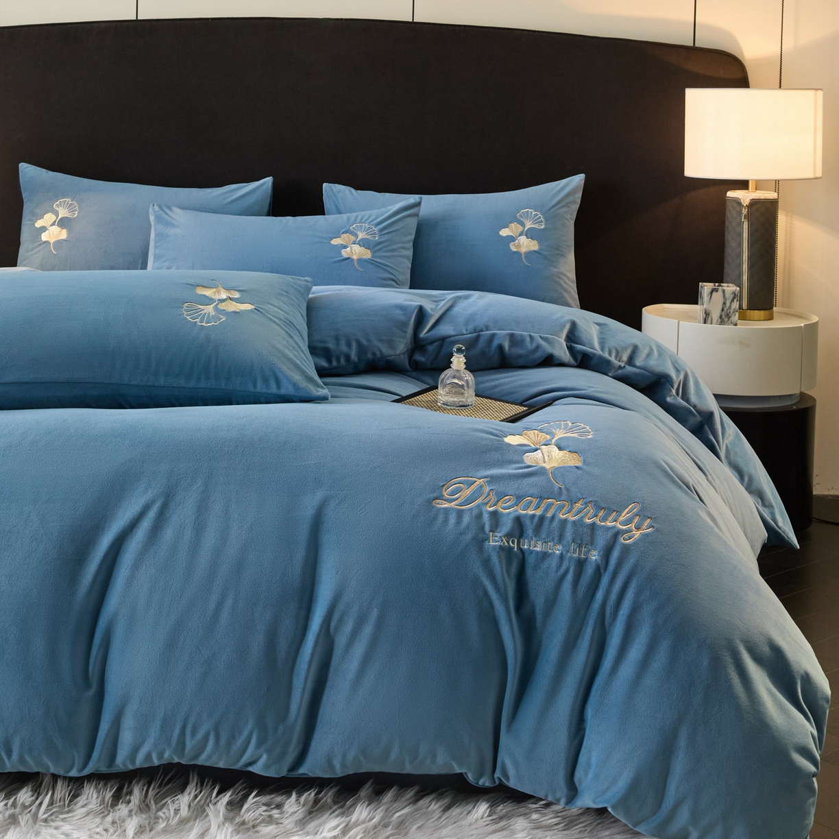 91家纺网 家纺一手货源 找家纺 如一 2025新款水晶绒双拼刺绣牛奶绒单品被套 银杏-宾利蓝