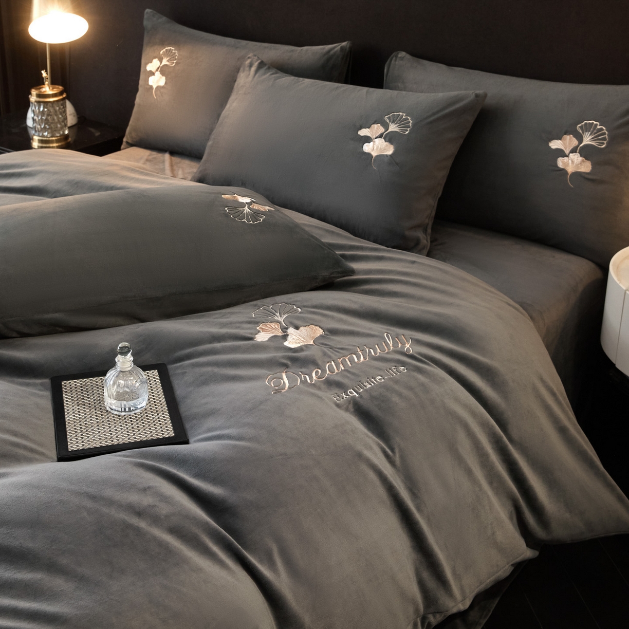 91家纺网 家纺一手货源 找家纺 如一 2025新款水晶绒双拼刺绣牛奶绒单品被套 银杏-高级灰