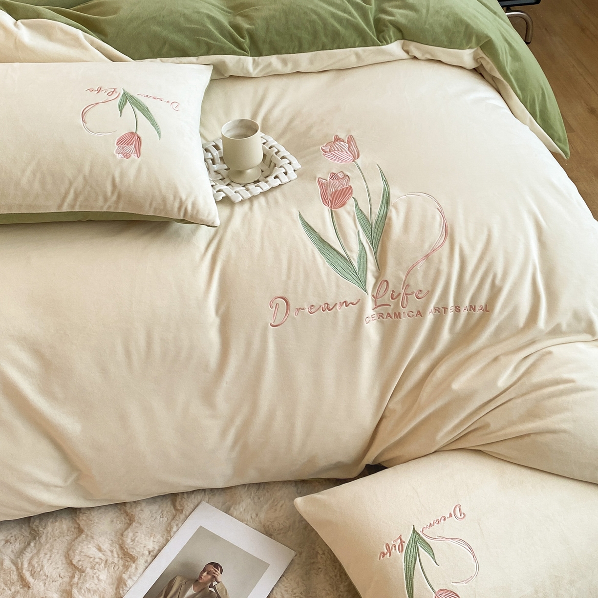 91家纺网 家纺一手货源 找家纺 如一 2025新款水晶绒双拼刺绣牛奶绒单品被套 郁金香-奶白绿