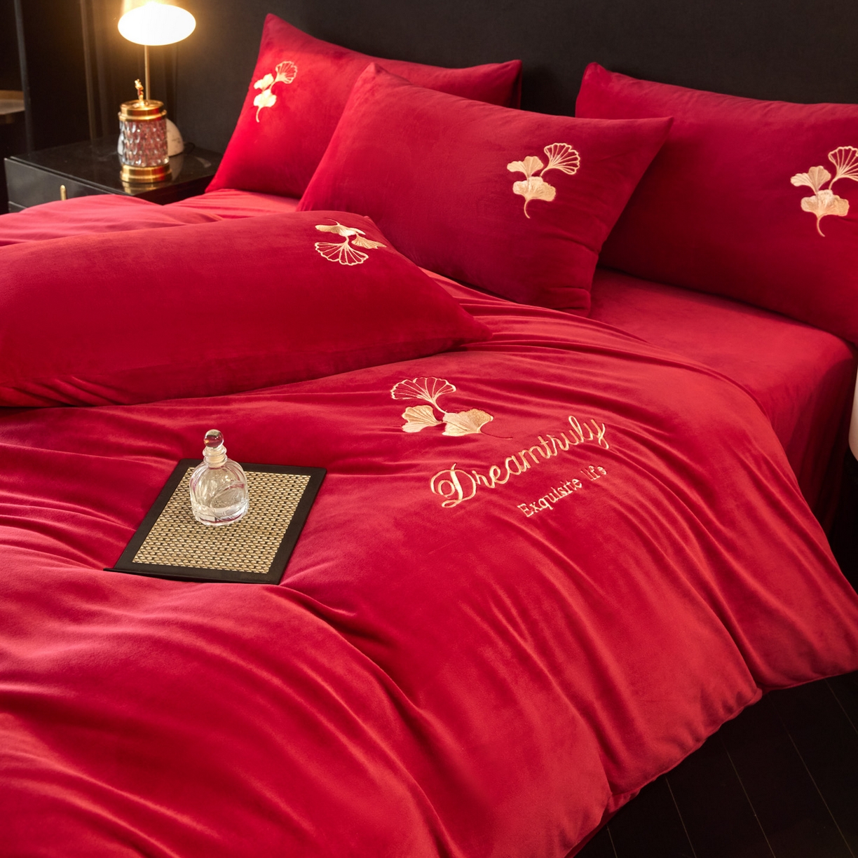 91家纺网 家纺一手货源 找家纺 如一 2025新款水晶绒双拼刺绣牛奶绒单品被套 银杏-中国红