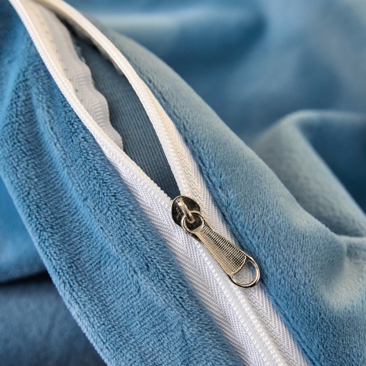 91家纺网 家纺一手货源 找家纺 如一 2025新款水晶绒双拼刺绣牛奶绒单品被套 银杏-宾利蓝