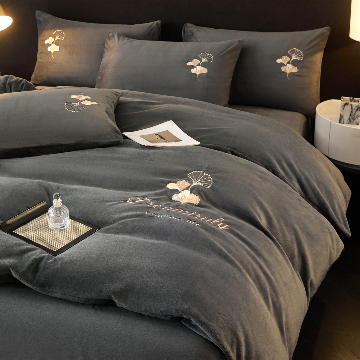 91家纺网 家纺一手货源 找家纺 如一 2025新款水晶绒双拼刺绣牛奶绒单品被套 银杏-高级灰
