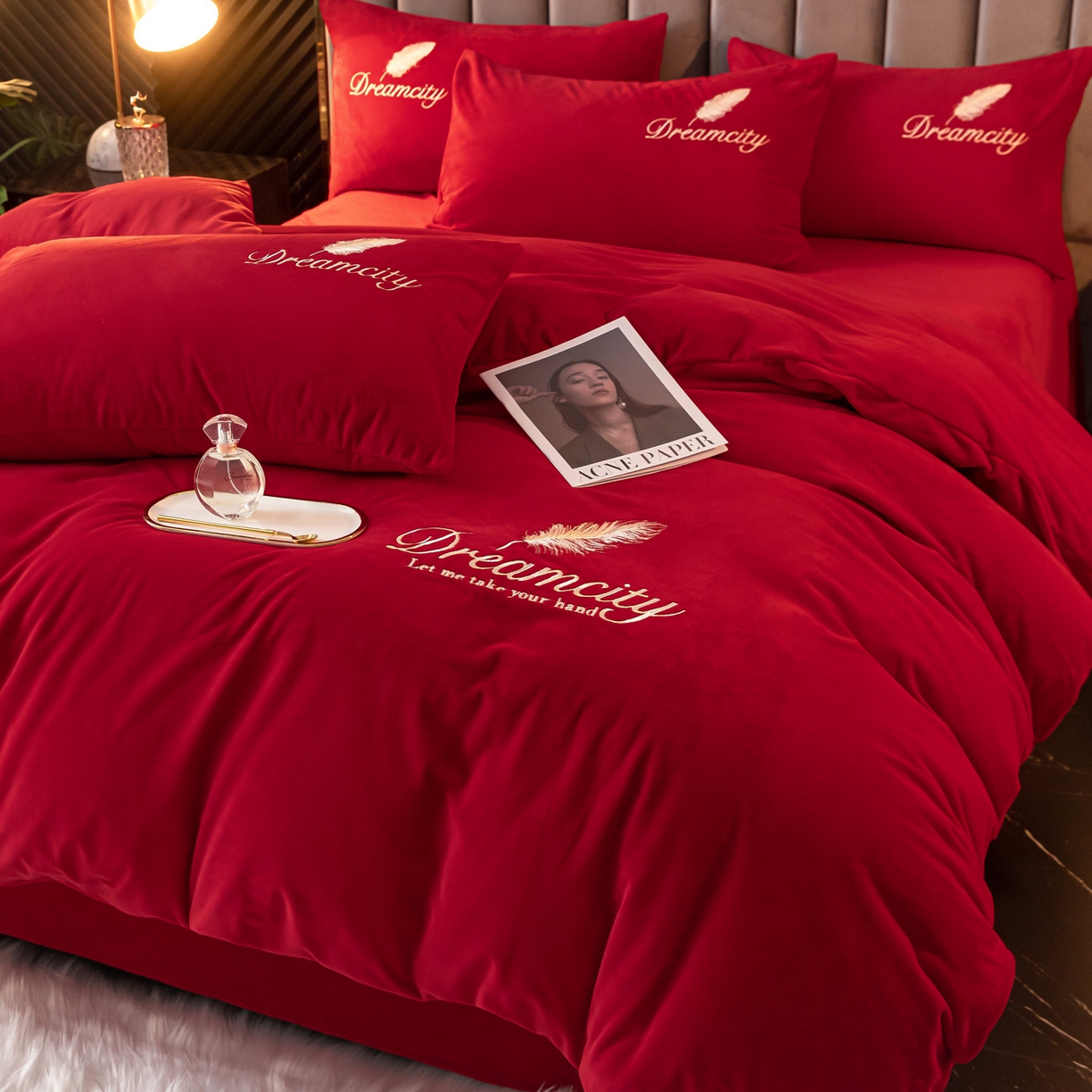 91家纺网 家纺一手货源 找家纺 如一 2025新款水晶绒双拼刺绣牛奶绒单品被套 轻羽-中国红