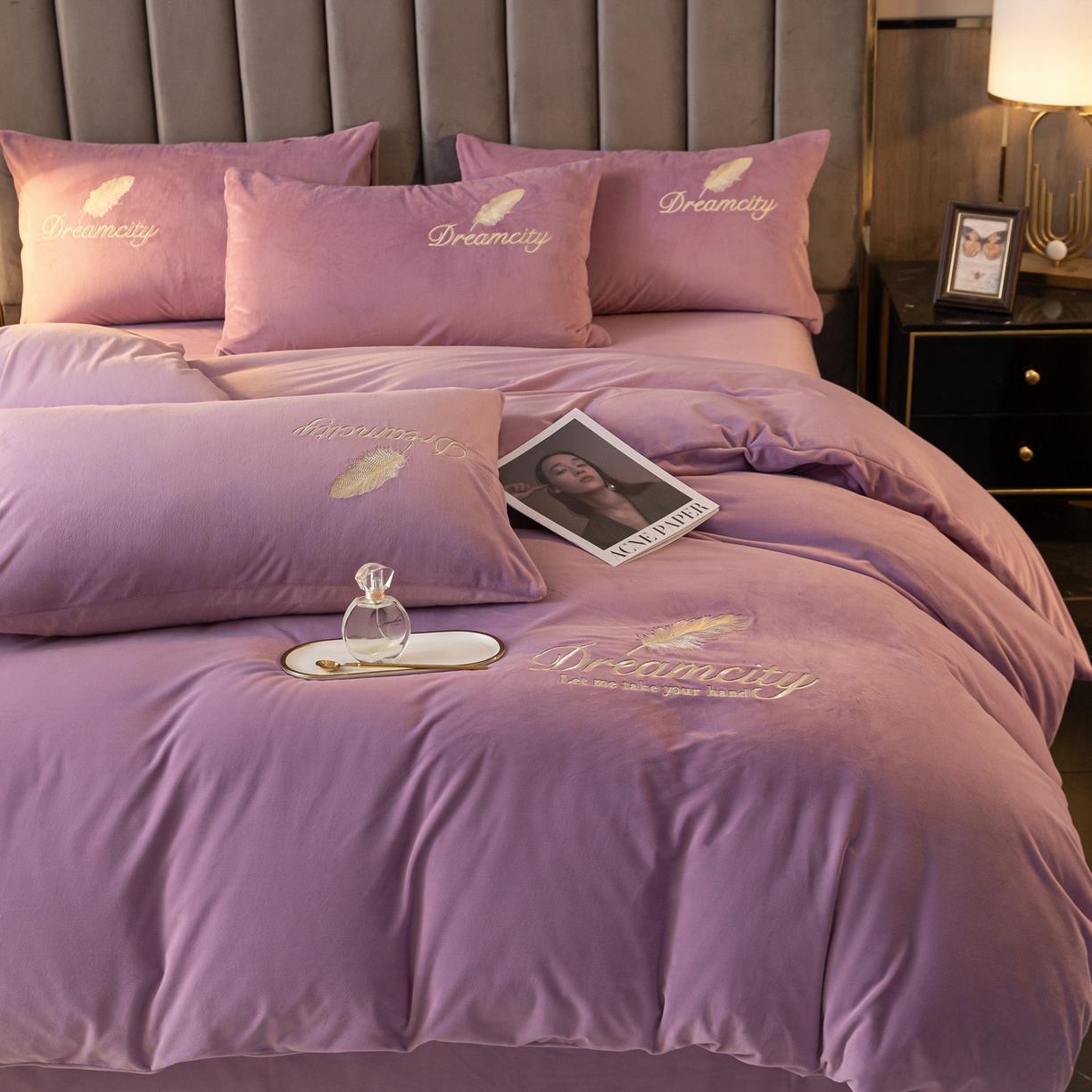 91家纺网 家纺一手货源 找家纺 如一 2025新款水晶绒双拼刺绣牛奶绒单品被套 轻羽-安娜紫