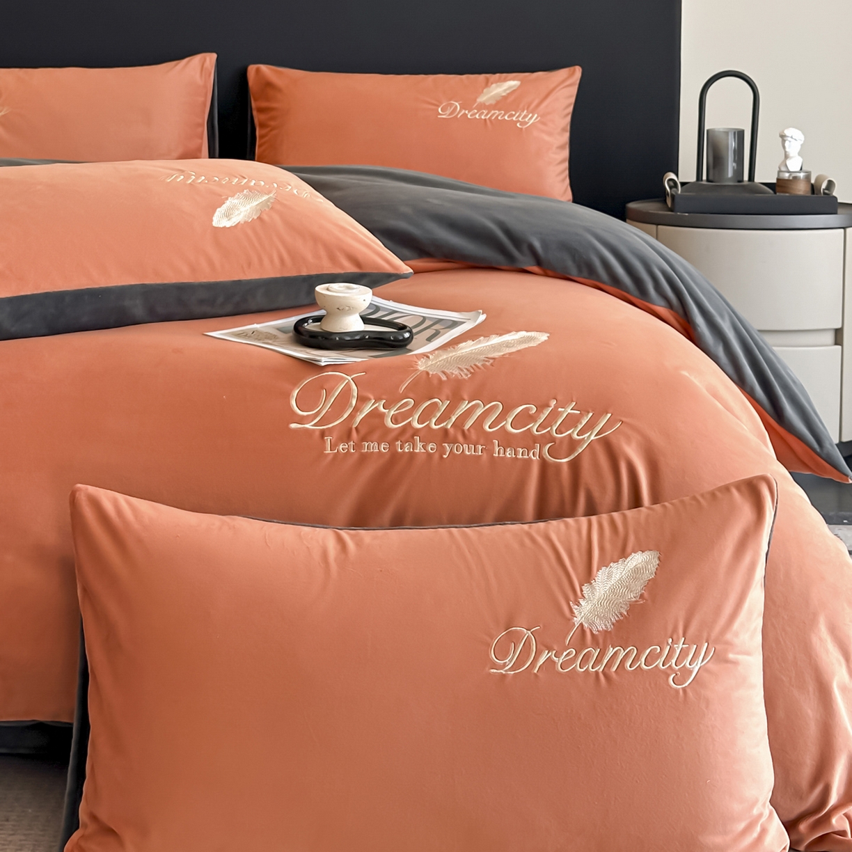 91家纺网 家纺一手货源 找家纺 如一 2025新款水晶绒双拼刺绣牛奶绒单品被套 轻羽-落日橙