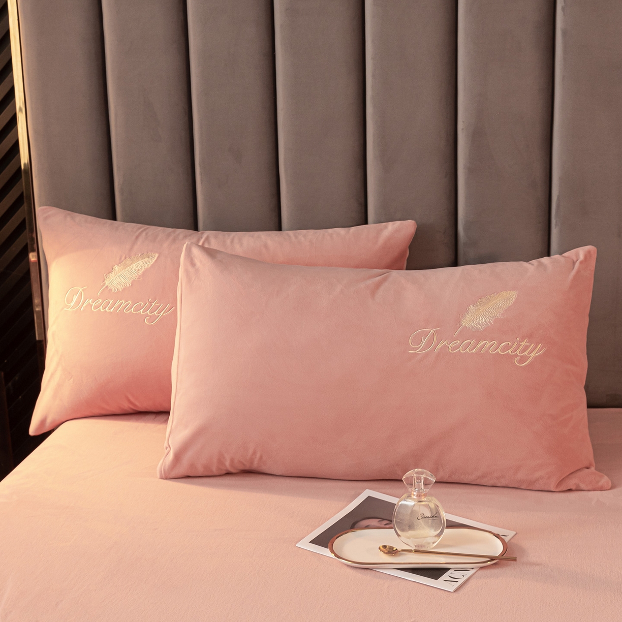 91家纺网 家纺一手货源 找家纺 如一 2025新款水晶绒双拼刺绣牛奶绒单品被套 轻羽-浅豆沙