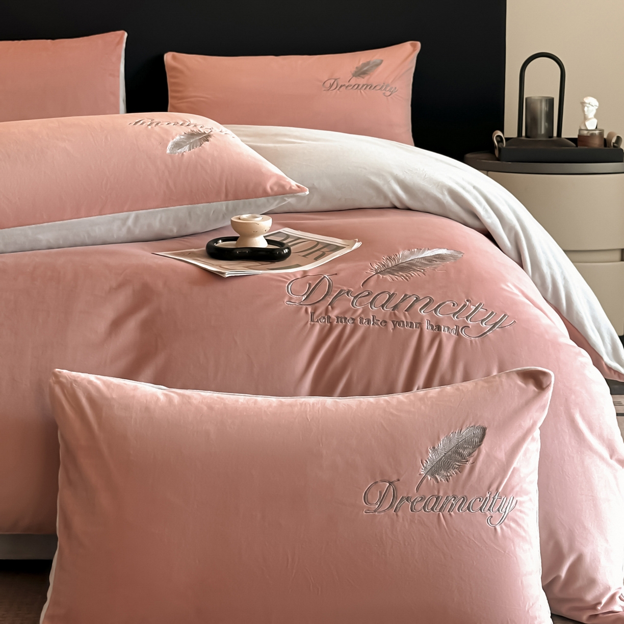 91家纺网 家纺一手货源 找家纺 如一 2025新款水晶绒双拼刺绣牛奶绒单品被套 轻羽-豆沙灰