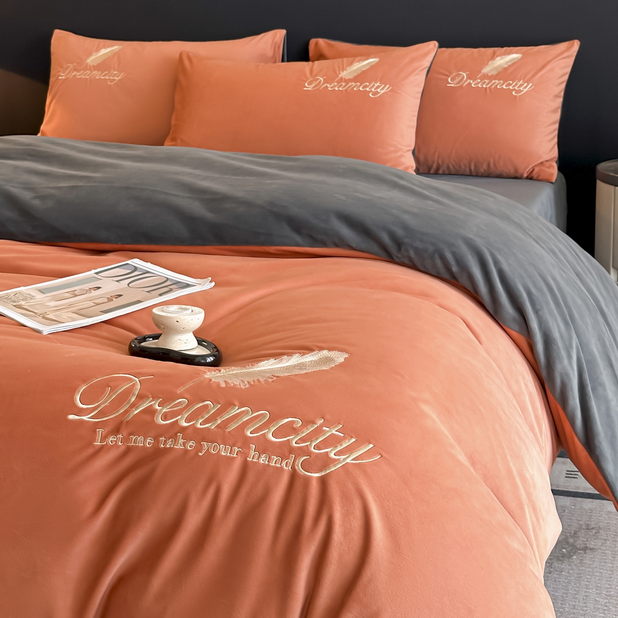 91家纺网 家纺一手货源 找家纺 如一 2025新款水晶绒双拼刺绣牛奶绒单品被套 轻羽-落日橙