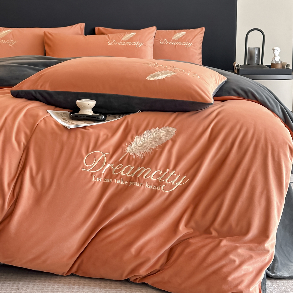 91家纺网 家纺一手货源 找家纺 如一 2025新款水晶绒双拼刺绣牛奶绒单品被套 轻羽-落日橙