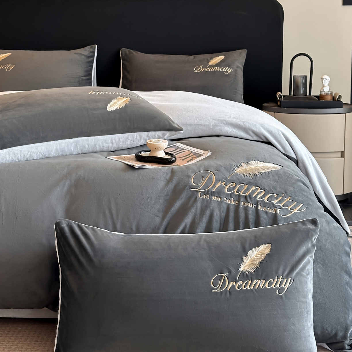 91家纺网 家纺一手货源 找家纺 如一 2025新款水晶绒双拼刺绣牛奶绒单品被套 轻羽-深灰银