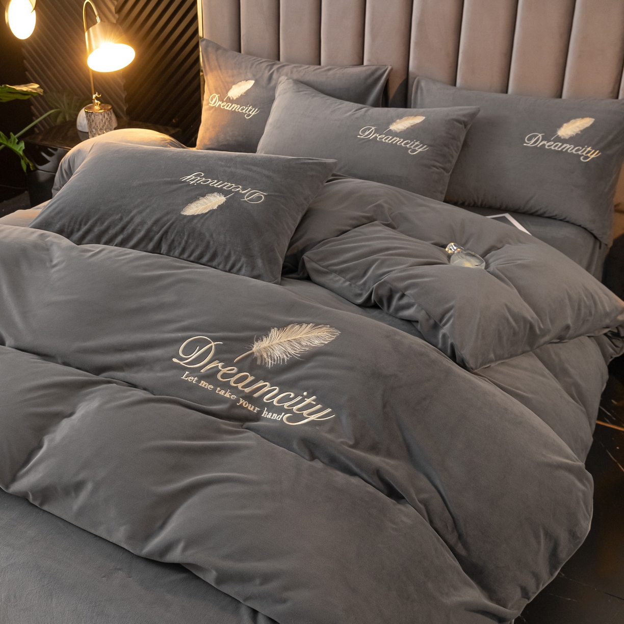 91家纺网 家纺一手货源 找家纺 如一 2025新款水晶绒双拼刺绣牛奶绒单品被套 轻羽-高级灰