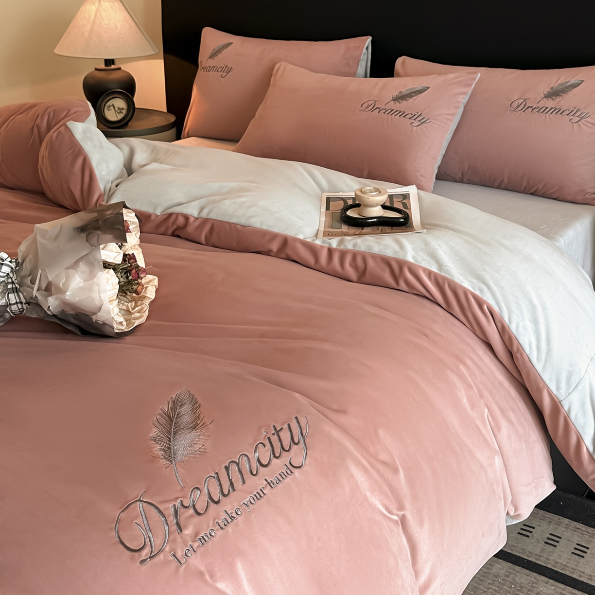 91家纺网 家纺一手货源 找家纺 如一 2025新款水晶绒双拼刺绣牛奶绒单品被套 轻羽-豆沙灰