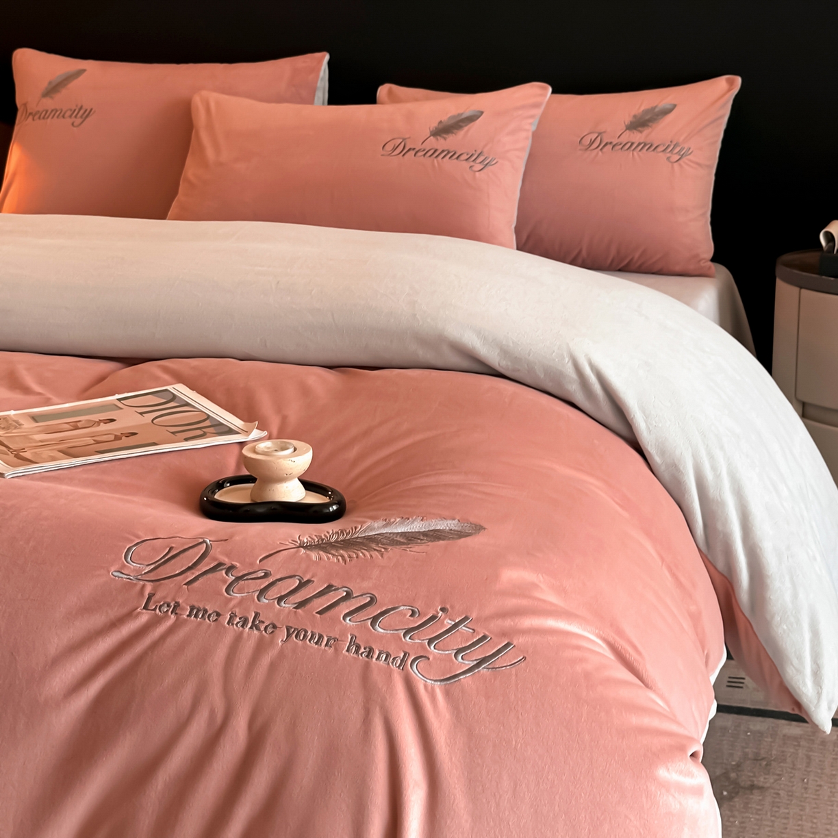 91家纺网 家纺一手货源 找家纺 如一 2025新款水晶绒双拼刺绣牛奶绒单品被套 轻羽-豆沙灰