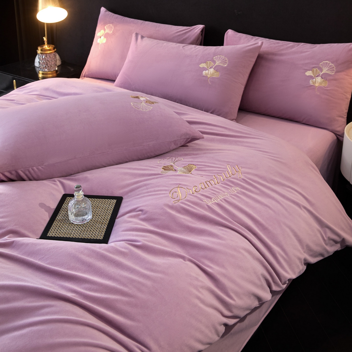 91家纺网 家纺一手货源 找家纺 如一 2025新款水晶绒双拼刺绣牛奶绒单品被套 银杏-安娜紫