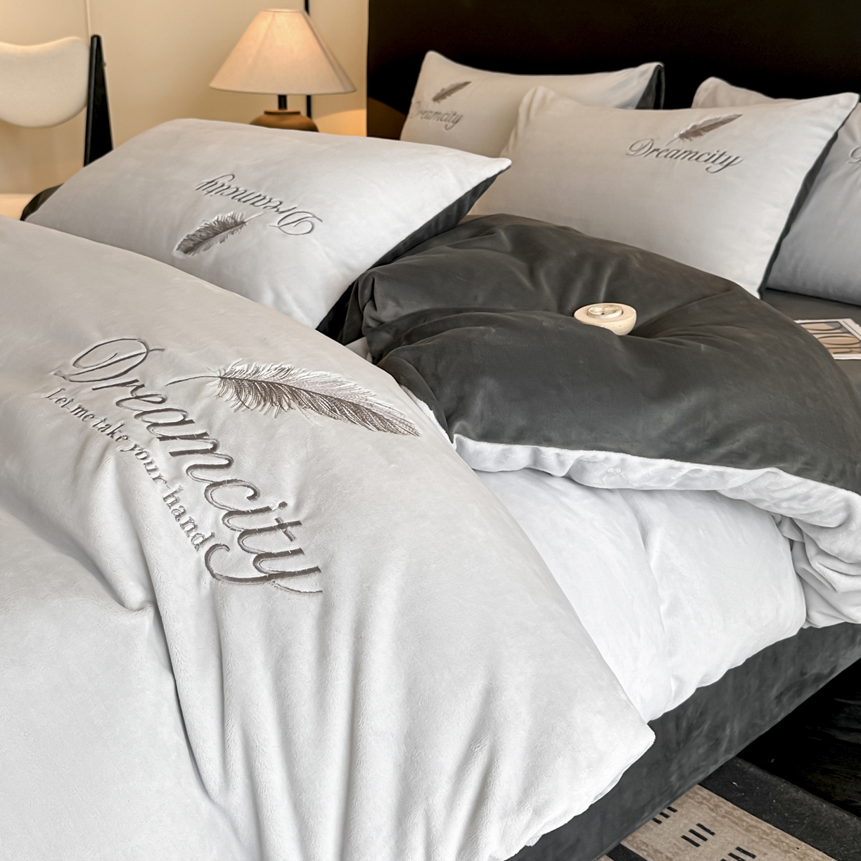 91家纺网 家纺一手货源 找家纺 如一 2025新款水晶绒双拼刺绣牛奶绒单品被套 轻羽-典雅灰