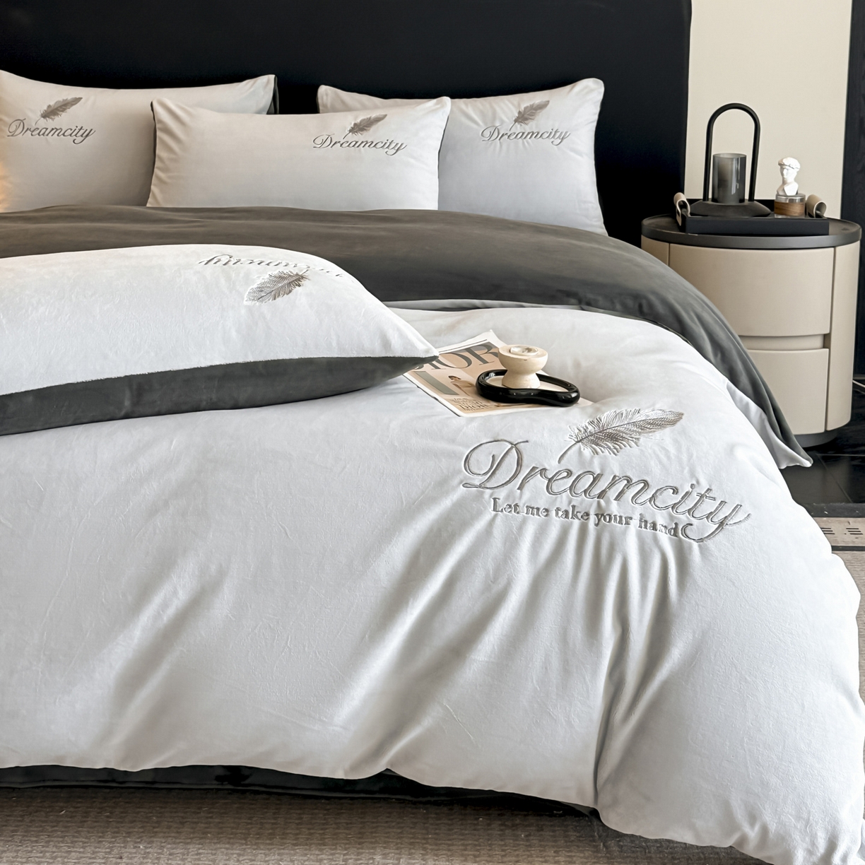 91家纺网 家纺一手货源 找家纺 如一 2025新款水晶绒双拼刺绣牛奶绒单品被套 轻羽-典雅灰