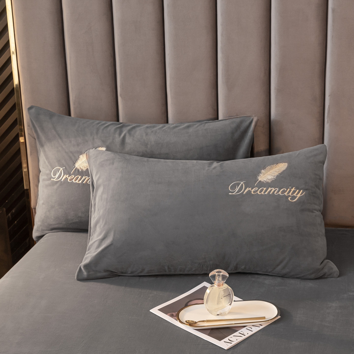 91家纺网 家纺一手货源 找家纺 如一 2025新款水晶绒双拼刺绣牛奶绒单品被套 轻羽-高级灰