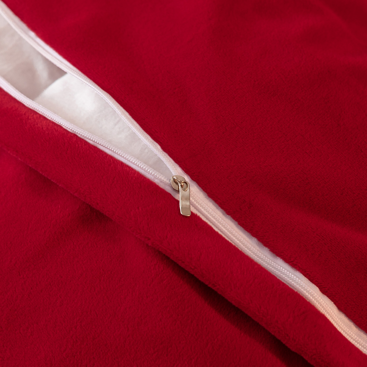 91家纺网 家纺一手货源 找家纺 如一 2025新款水晶绒双拼刺绣牛奶绒单品被套 轻羽-中国红