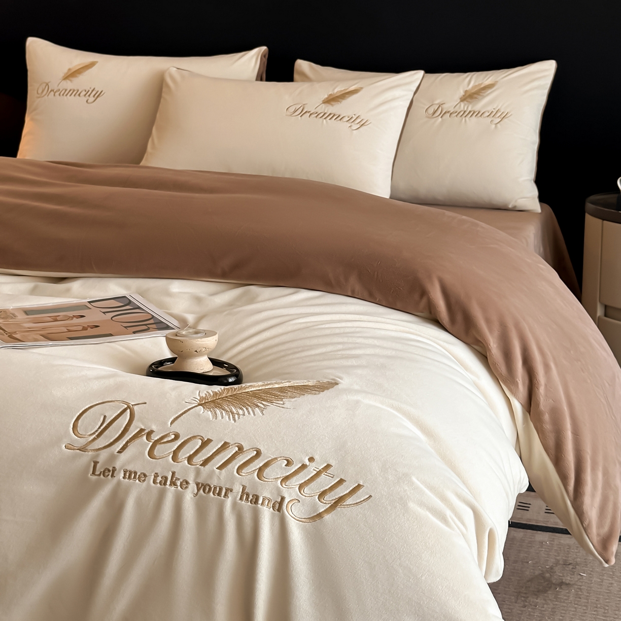 91家纺网 家纺一手货源 找家纺 如一 2025新款水晶绒双拼刺绣牛奶绒单品被套 轻羽-奶白咖