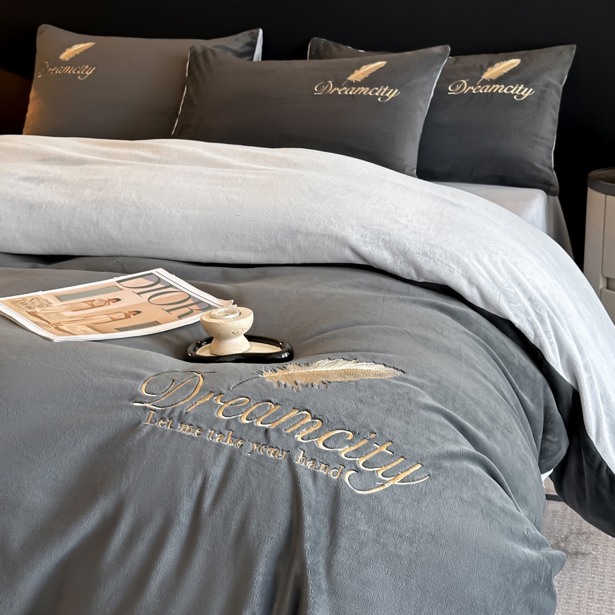 91家纺网 家纺一手货源 找家纺 如一 2025新款水晶绒双拼刺绣牛奶绒单品被套 轻羽-深灰银