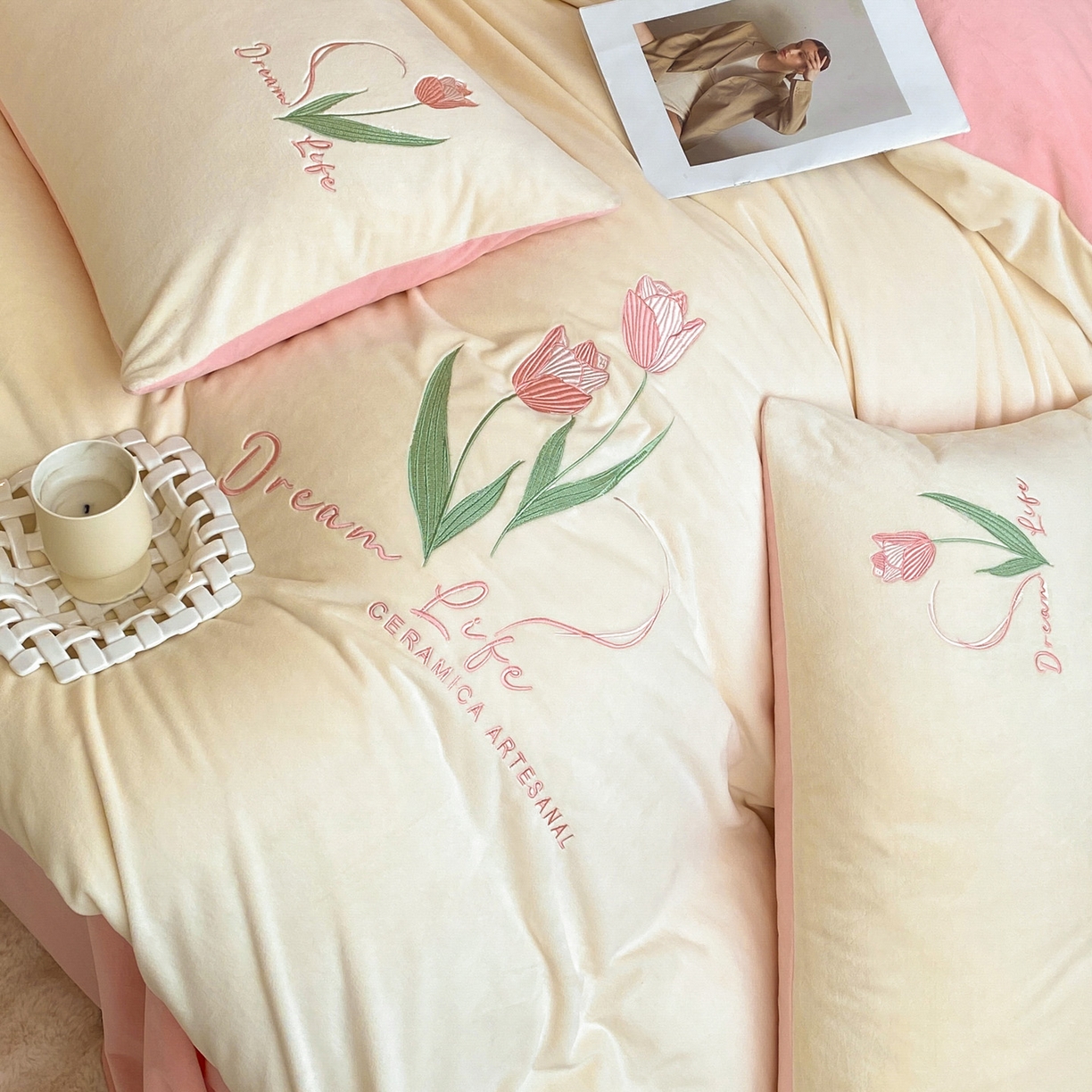 91家纺网 家纺一手货源 找家纺 如一 2025新款水晶绒双拼刺绣牛奶绒单品被套 郁金香-奶白粉