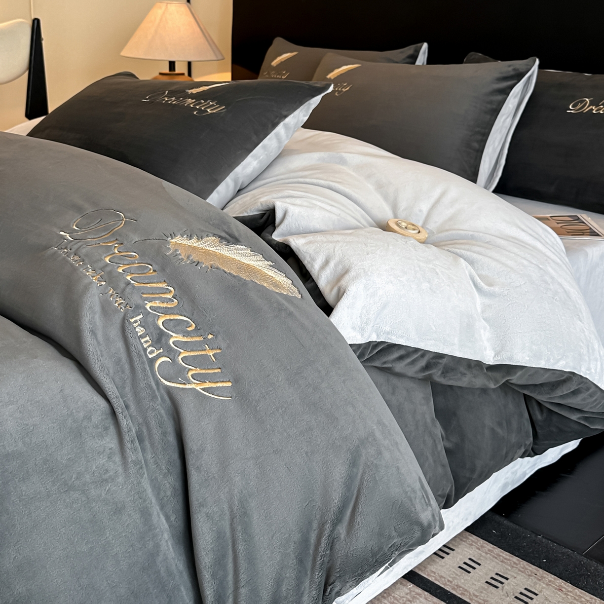 91家纺网 家纺一手货源 找家纺 如一 2025新款水晶绒双拼刺绣牛奶绒单品被套 轻羽-深灰银