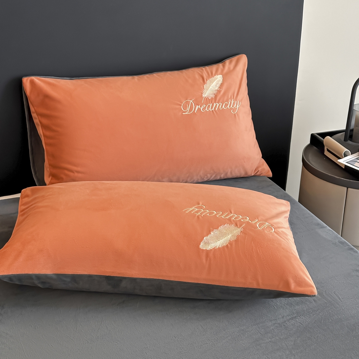 91家纺网 家纺一手货源 找家纺 如一 2025新款水晶绒双拼刺绣牛奶绒单品被套 轻羽-落日橙